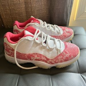 Pink snd white snake print